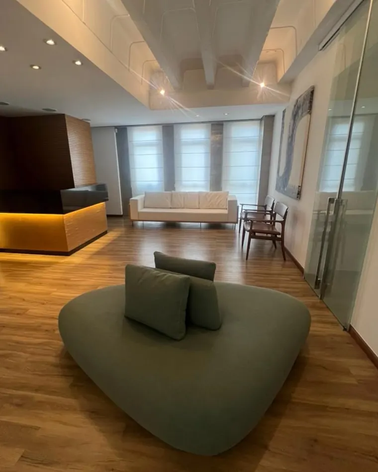 Recepção do consultório, com poltronas e luz natural